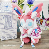 打造一只熊口袋妖怪 SYLVEON 毛绒玩具和斗篷，盒子毛绒任天堂 Eeveelution