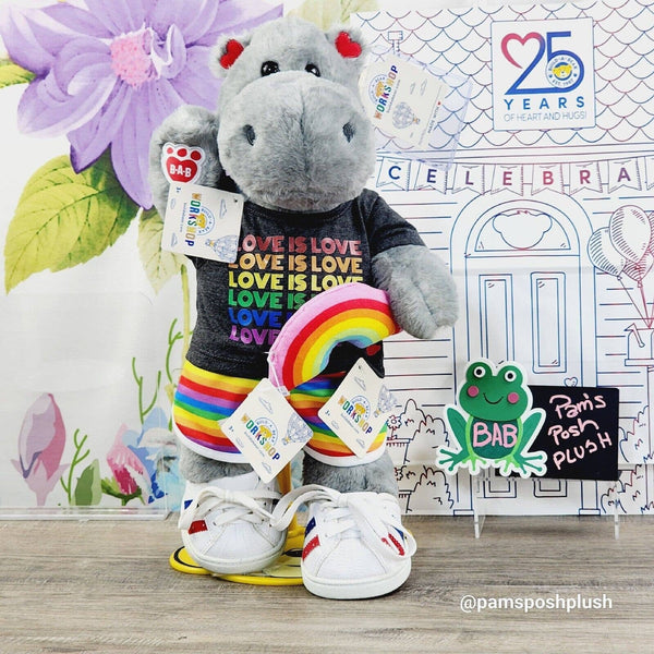 打造一只带有红心耳朵的熊 LGBTQ 骄傲河马、彩虹衬衫和短裤、彩虹手腕、河马衣服
